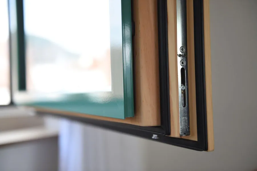 Holz-Alu-Fenster im Detail - Beschlag und Rahmenaufbau aus eigener Fertigung