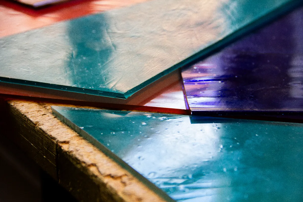 Zugeschnittene Glasplatten in verschiedenen Farben