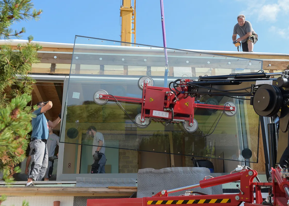 Scheibenaustausch vor Ort mit Glassauger und Kran