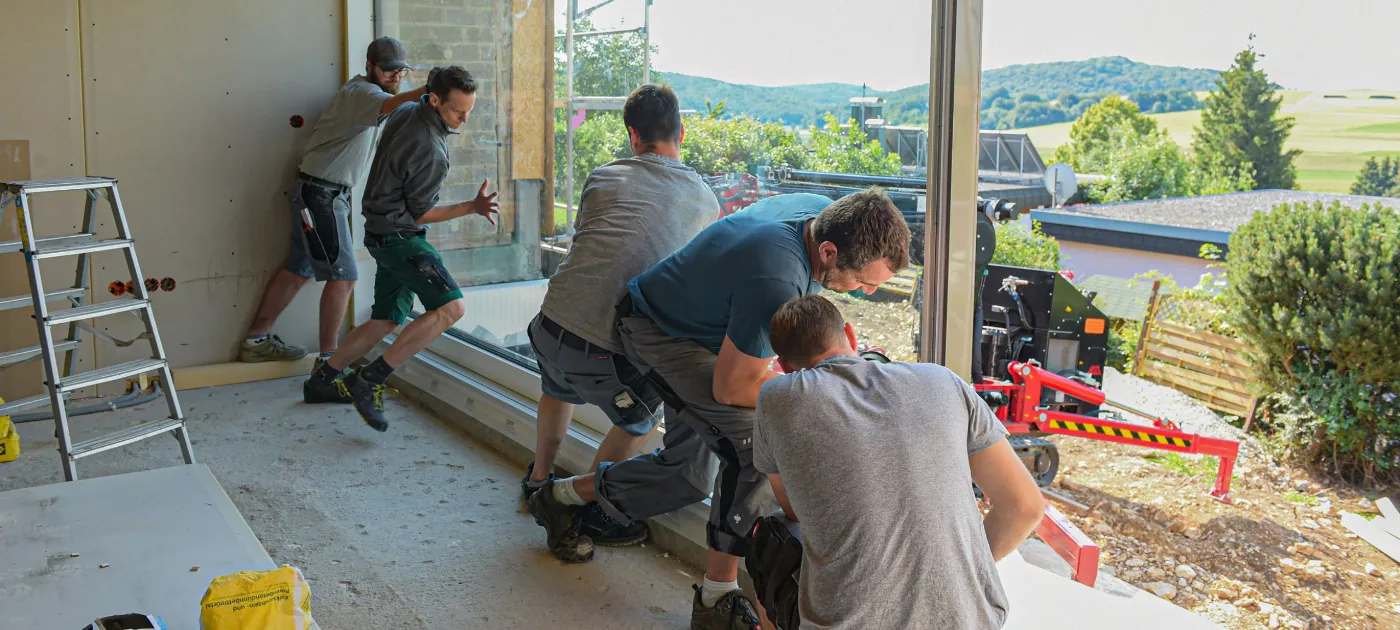 Team beim Einbau einer großen Schiebetür vor Ort