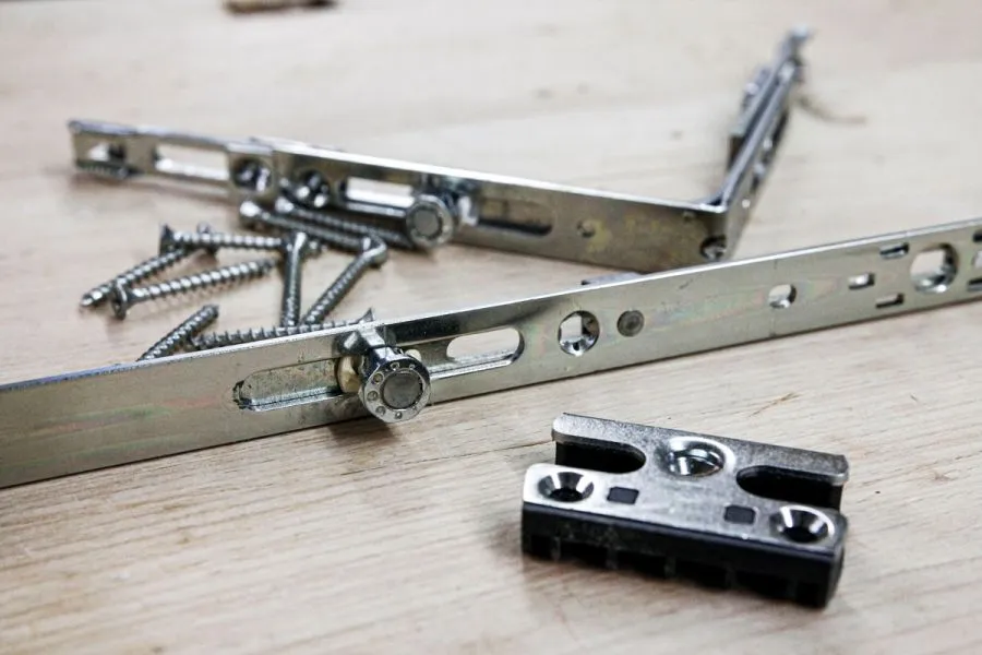 Fensterbeschläge und Verschlusselemente für Service und Austausch