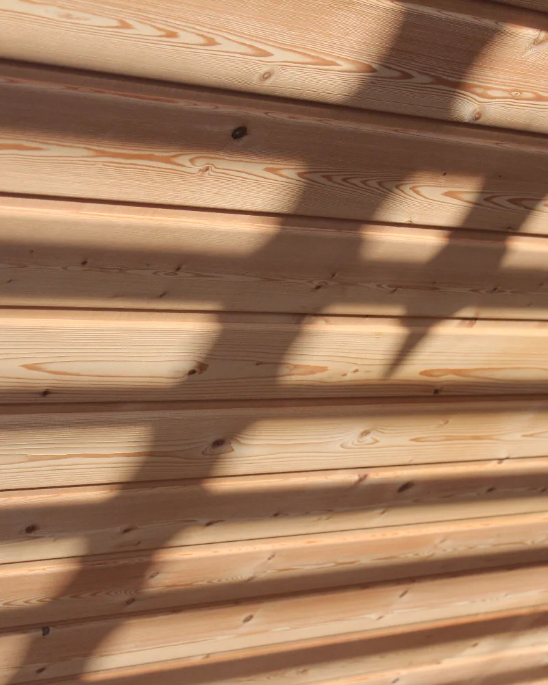 Holzlamellen mit Licht- und Schattenspiel